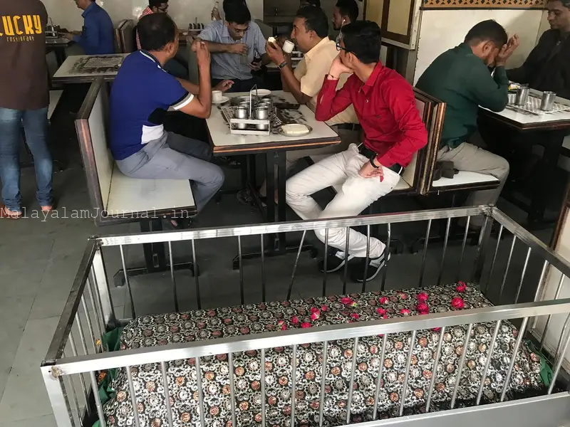 സെമിത്തേരിയിലെ ന്യൂ ലക്കി റെസ്റ്റോറന്റ് എന്ന ഭാഗ്യം