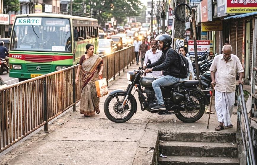 നടപ്പാതയിലെ നിയമലംഘനവും മാധ്യമ അനാസ്ഥയും